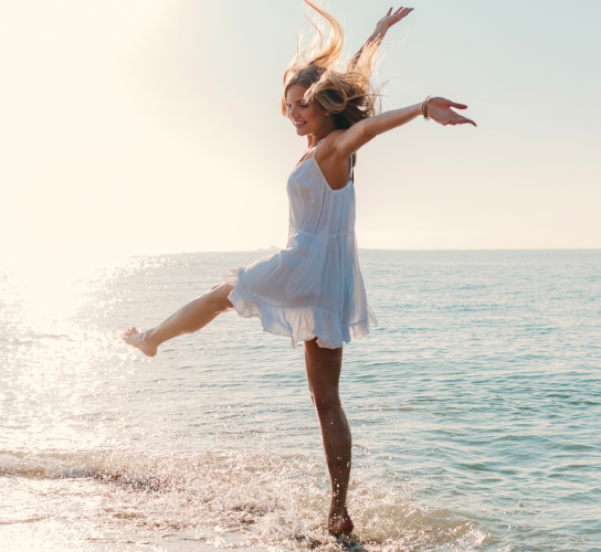 Photo-femme-danse-bord_de_plage