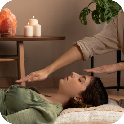 personne-menant-therapie-reiki 1